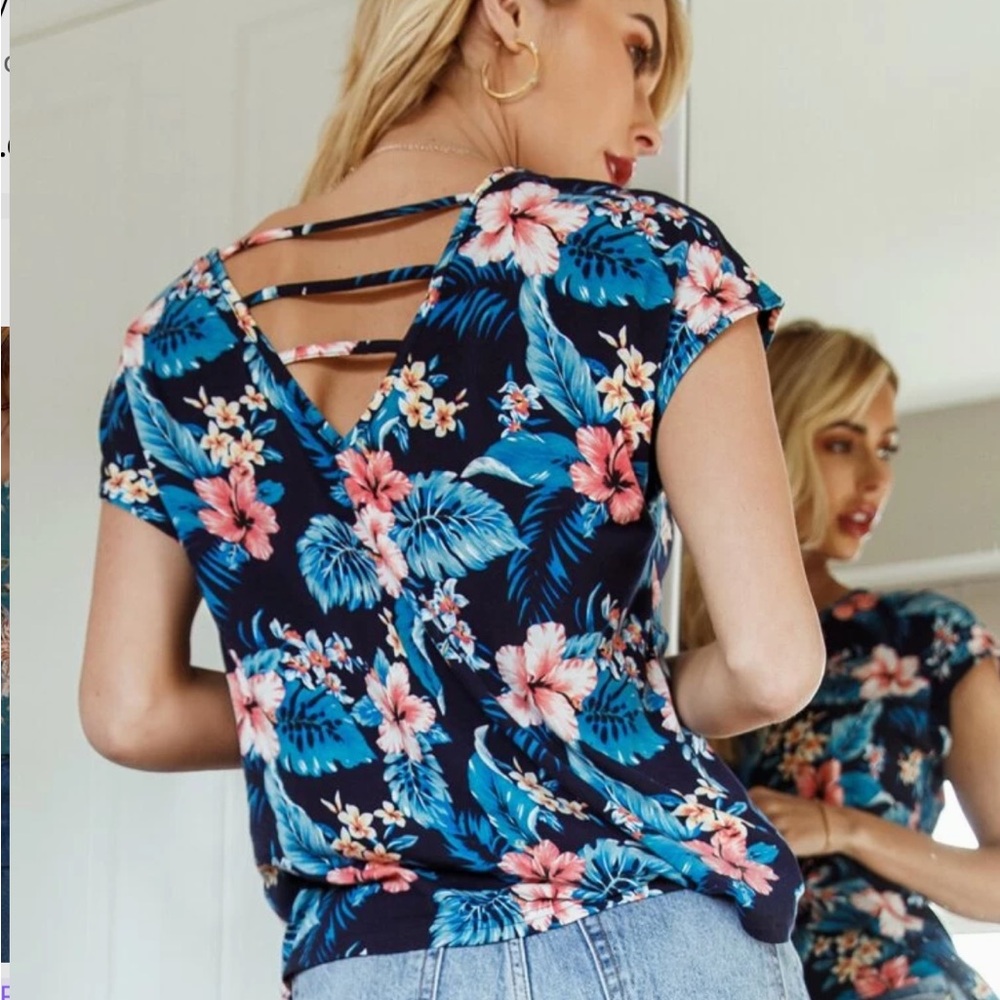 ✨5 for $20✨ Floral Print Women's Top - Blue and Pink